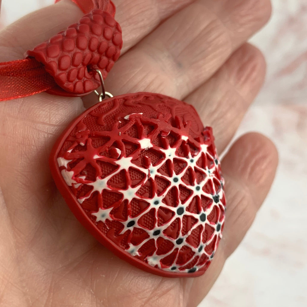 Ladies' red feature pendant with texture net pattern