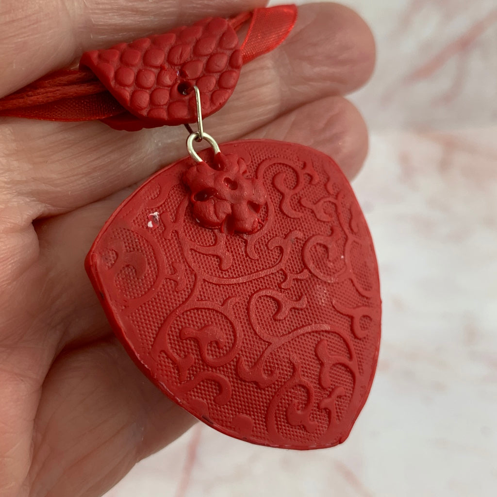 Ladies' red feature pendant with texture net pattern