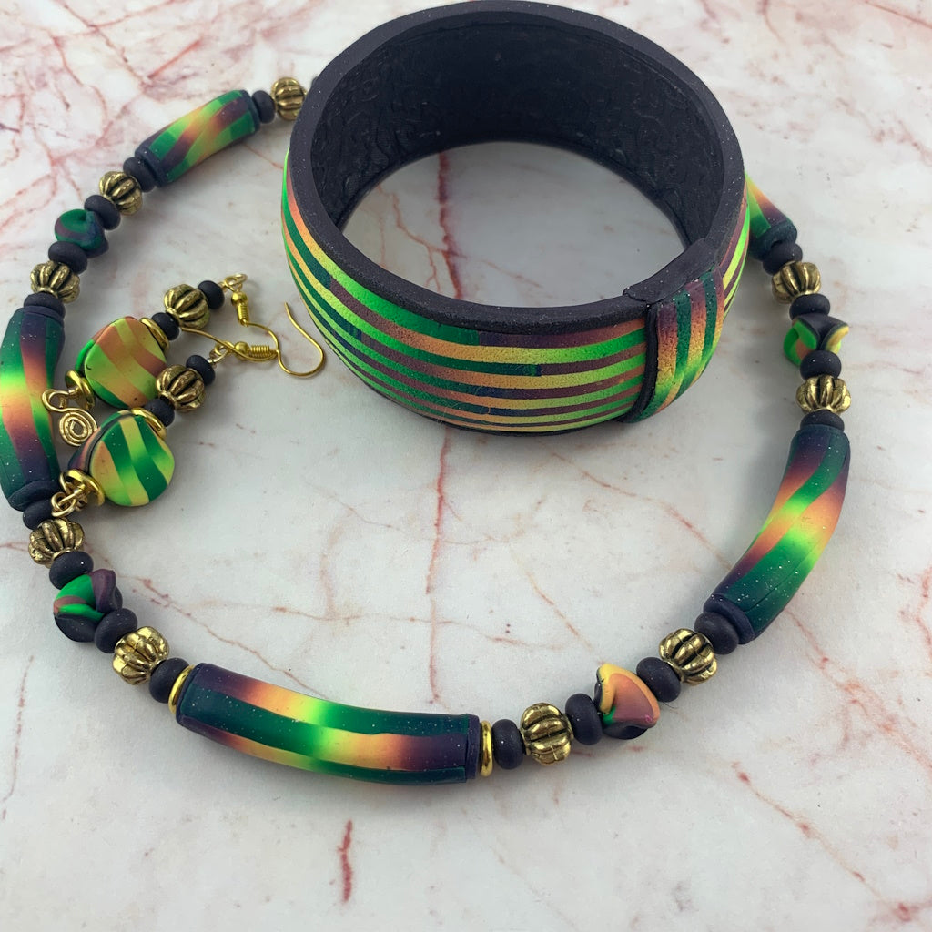 Hand sculpted Rennique women’s jewellery set featuring striped bracelet, short necklace and matching earrings.