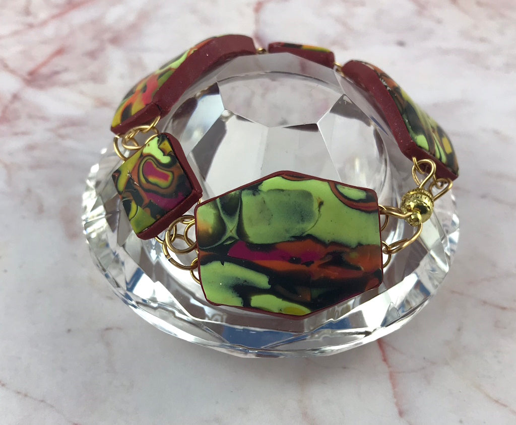 One-of-a-kind Summer Link Bracelet presented in a crystal glass display for a contemporary jewellery lifestyle image