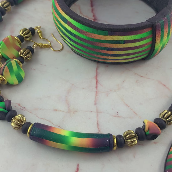 This video describes how to use the "Changeables" Designer  fashion jewelery set Handmade in Australia by Ren from Rennique