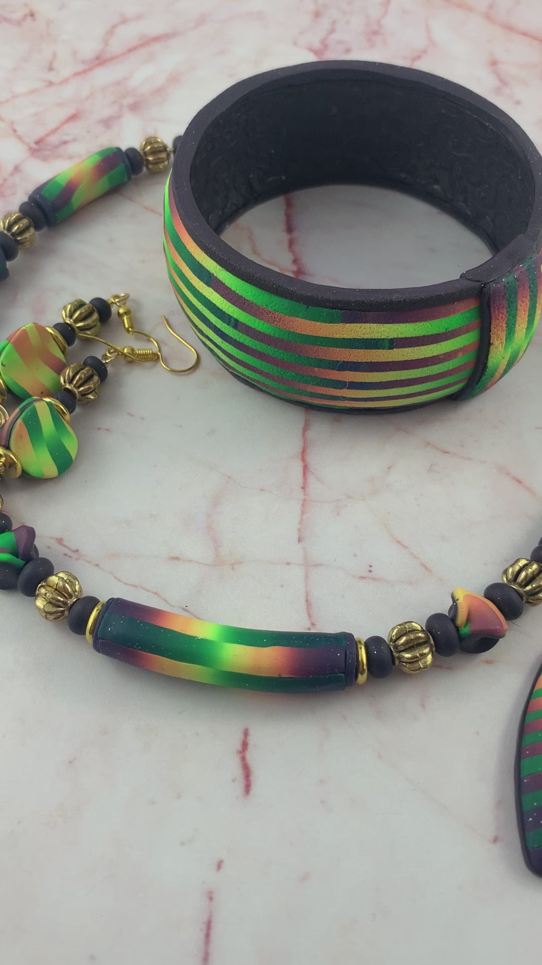 This video describes how to use the "Changeables" Designer  fashion jewelery set Handmade in Australia by Ren from Rennique