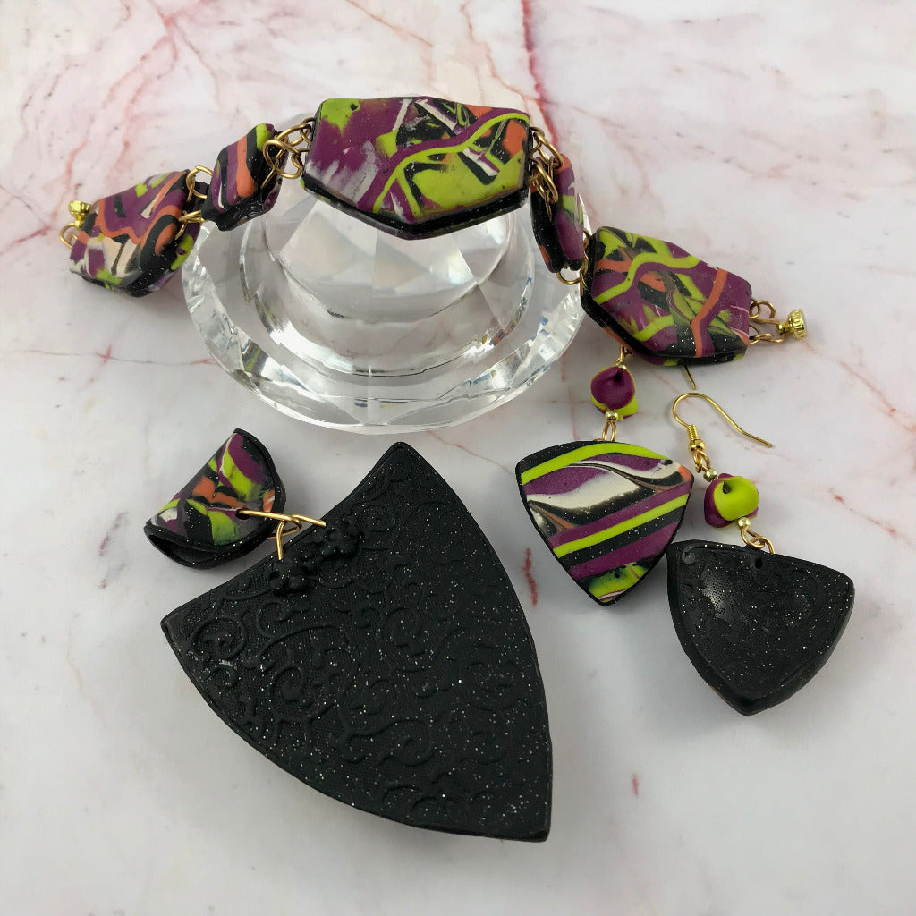 Jewellery set with back view of patchwork pendant showing finished patterned reverse.